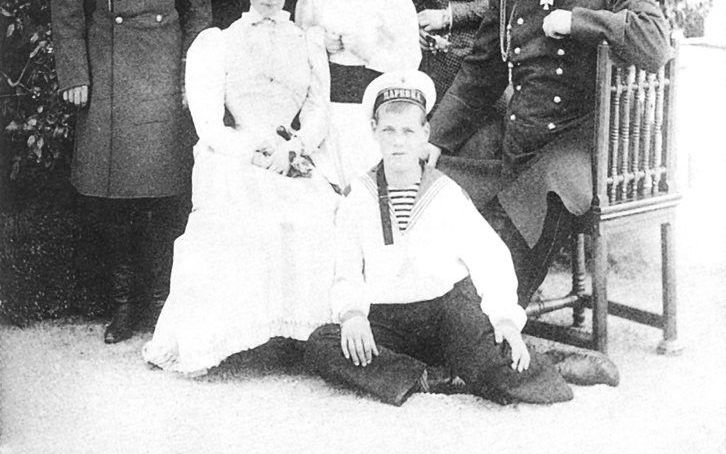 V.l.n.r. tsarevitsj (later tsaar) Nicolaas II Alexandrovitsj (1868-1918), grootvorst Georgi Alexandrovitsch (1871-1899), tsarina Marie Feodorovna (Dagmar) van Rusland (1847-1928), grootvorstin Olga Alexandrovna (1882-1960), grootvorst Michael Alexandrovit