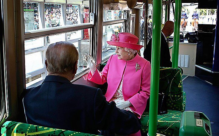 Koningin Elizabeth in een tram in Melbourne. Foto The Guardian