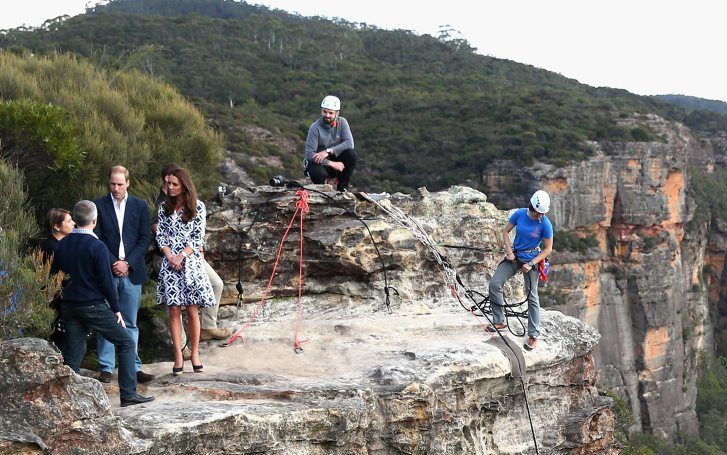 De Britse prins William en zijn vrouw Catherine nemen in de Blue Mountains een kijkje bij de training van een abseilteam. beeld EPA