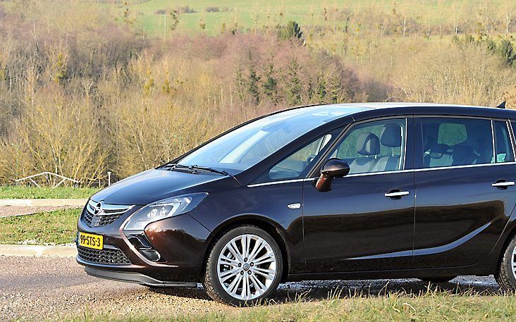 De nieuwe Opel Zafari Tourer is zo serieus gegroeid dat het model qua afmetingen en interieurruimte kan wedijveren met de grote ruimtewagens.  Foto Tony Vos