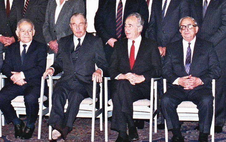 Yitzhak Navon (R) naast Shimon Peres in 1988. beeld AFP