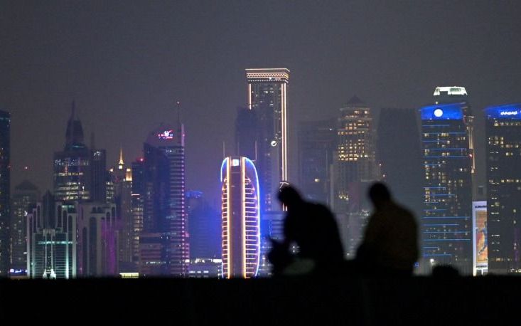 Skyline Doha, waar duizenden arbeiders hun huis uit zijn gezet in aanloop naar het WK voetbal. beeld AFP, Gabriël Bouys