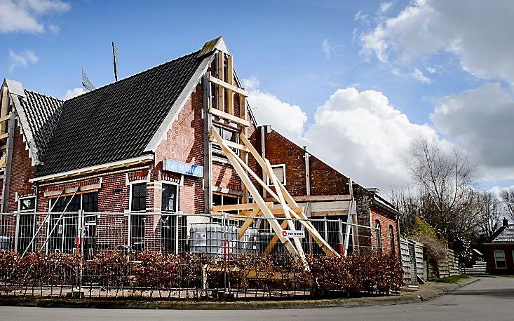 Een gebouw in Zeerijp (Groningen) is verstevigd met balken als gevolg van aardbevingsschade die is ontstaan door de gaswinning van de NAM in het gebied.  beeld ANP, Remko de Waal