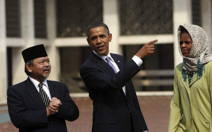 Michelle Obama bezocht woensdag met haar man een moskee in Indonesië. Foto EPA