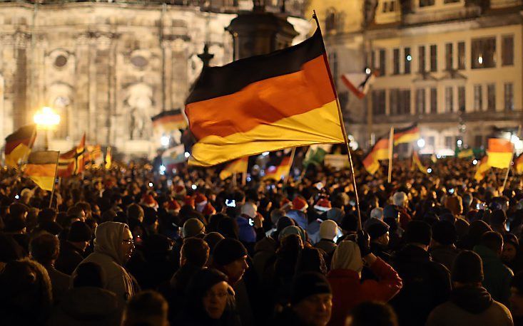 In Dresden gingen maandag 17.500 aanhangers van de „Patriottische Europeanen tegen de Islamisering van het Avondland” (Pegida) de straat op.  beeld ANP