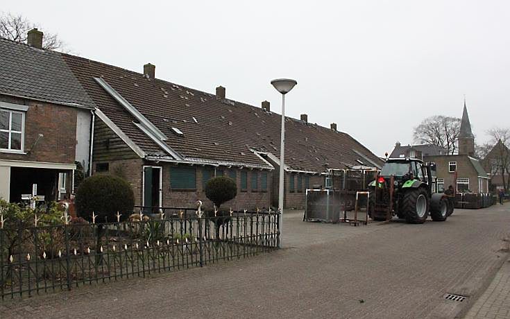 De dakkenpannen van de Oude School werden zaterdag verwijderd. Foto Weblog Staphorst