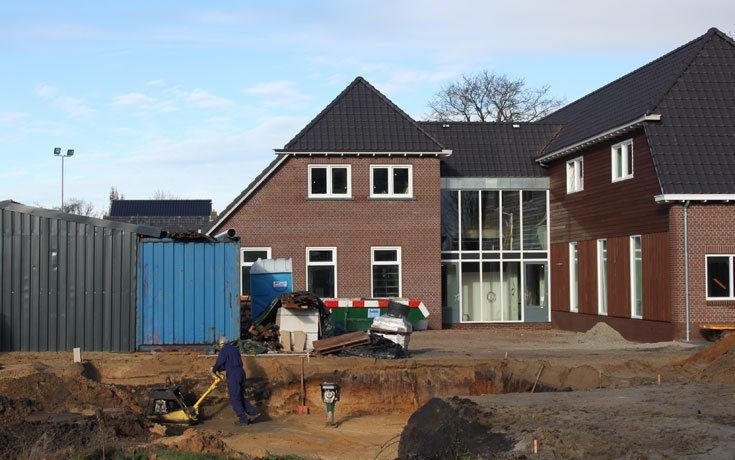 Het niewe gebouw van de hersteld hervormde gemeente Staphorst is voor het oog bijna klaar. Foto Weblog-Staphorst.nl