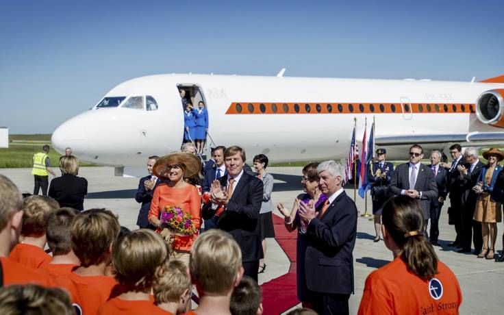 GRAND RAPIDS . Zingende schoolkinderen in oranje T-shirts ontvangen koning Willem-Alexander en koningin Máxima dinsdagmorgen bij aankomst op het Gerald R. Ford-vliegveld bij de Amerikaanse plaats Grand Rapids (Michigan).  beeld ANP