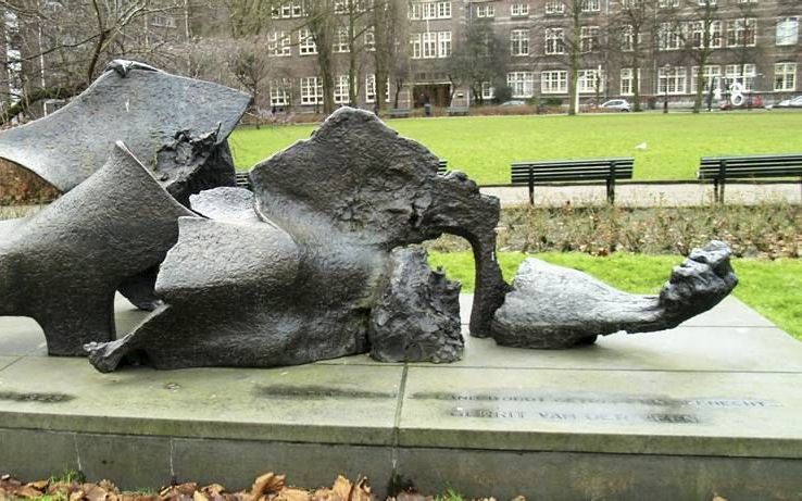 Monument voor het kunstenaarsverzet (1973) aan de Plantage Middenlaan in Amsterdam. Beeld RD