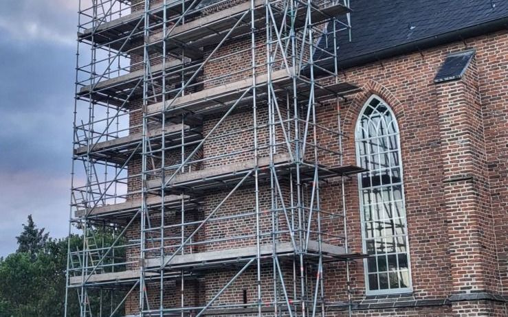 De toren van de hervormde kerk in IJzendoorn in de steigers. beeld gemeente Neder-Betuwe