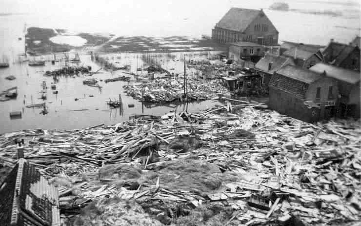 Chaos in Stavenisse. Een vloedgolf nam Hubrecht van Eenennaam mee naar de kerktoren. beeld Watersnoodmuseum