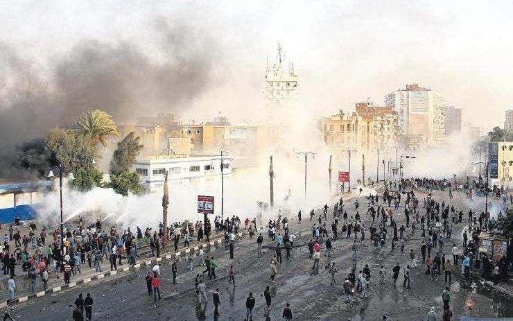 Protesten in de Egyptische stad Suez, deze week. Een revolutie in Egypte zal verstrekkende gevolgen hebben in de rest van de Arabische wereld. Foto EPA