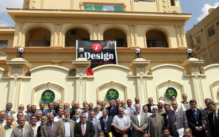 De bestuurlijke raad van de moslim­broederschap in Egypte. De raad besloot in april om met de nieuwe Partij voor Vrijheid en Gerechtigheid deel te nemen aan de geplande verkiezingen in september. Foto EPA