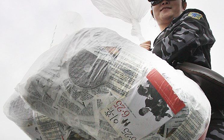 ICC heeft Bijbels naar Noord-Korea gesmokkeld via ballonnen. Foto: een vrouw uit Zuid-Korea laat een ballon op met brochures met kritiek op het Noord-Koreaanse regime. Foto EPA