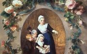 Vier Haagse kunstenaressen werkten aan dit schilderij, een geschenk voor koningin Sophie. Kate Bisschop-Swift schilderde de weeskinderen in het medaillon, Sientje Mesdag-van Houten het stadsgezicht, Gerardina van de Sande Bakhuyzen de bloemenguirlande lin