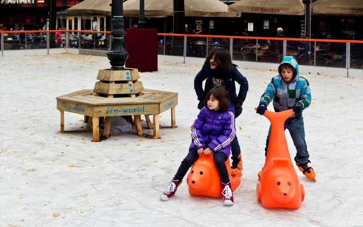 Kinderen op het ijs op het Leidseplein in Amsterdam. Foto ANP