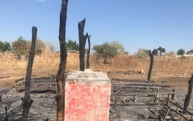 De afgebrande kerk in Doka Town, in het oosten van Sudan. beeld CSW