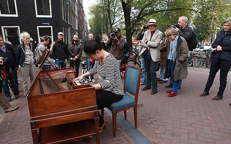 Pianiste Shuann Chai tijdens de flashmob. Beeld Roland Spek