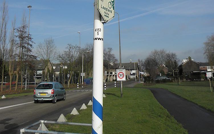 BENTHUIZEN – Zoetermeer is 5 kilometer fietsen vanaf Benthuizen, Alphen aan den Rijn ligt drie keer zover weg. Toch willen de meeste Benthuizenaren na een herindeling bij Alphen horen. Foto RD