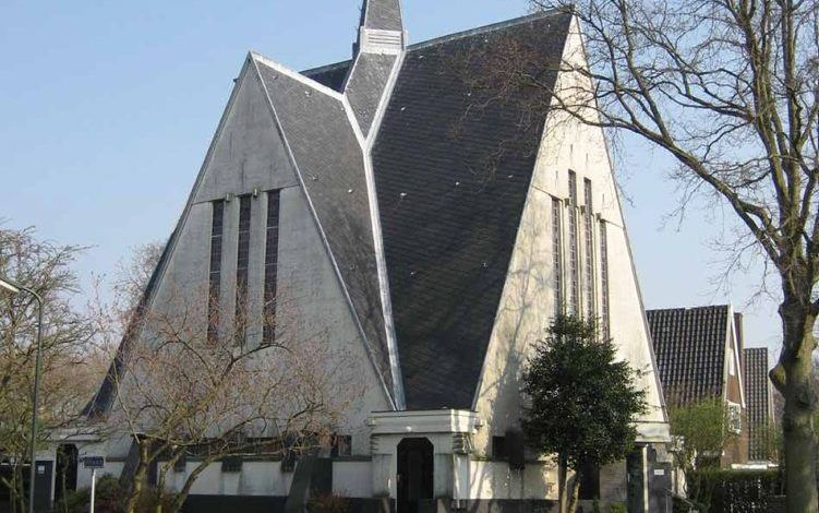 De Witte Kerk in Bergen (NH) is verkocht aan een echtpaar. Zij gaan de kerk ombouwen tot een woning. Het pand dateert uit 1926 en is gebouwd naar een ontwerp van architect B. T. Boeyinga. Foto Panoramio