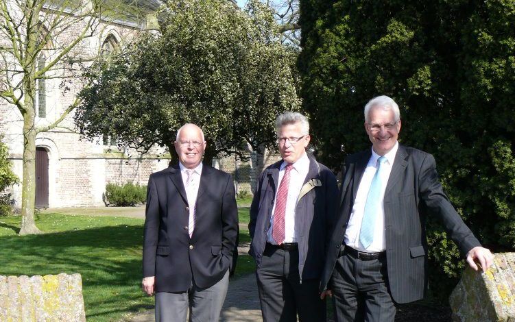 Kees Boon, Kok van Luik en Leo Kosten (v.l.n.r.) voor de hervormde kerk van Kapelle. Foto Fenna ’t Jong