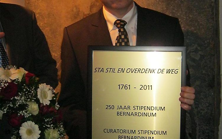 Hongaarse ambassadeur Gyula Sümeghy onthult in portaal Geertekerk Utrecht plaquette ter herinnering aan de oprichter Stipendium Bernhardinum, Daniel Bernard Guiljammzn (die in de Geertekerk begraven is). Foto RD