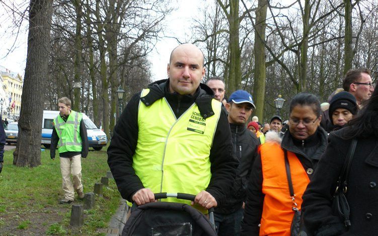 Anouar Touzani (37) loopt met zoontje Fadi (1,5) mee in de Mars van Respect door den Haag. Vroeger kreeg hij meer respect en waardering, vindt hij. Foto RD