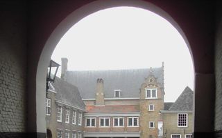 DORDRECHT – Het Hofcomplex in Dordrecht vormt een tastbare herinnering aan de middeleeuwen, toen het augustijnenklooster nog intact was. Het was een van de belangrijkste centra van de augustijner orde in de Nederlanden. Toen Dordrecht in 1572 overging naa