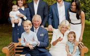 Een deze zomer gemaakte familiefoto van Charles met zijn gezin. beeld AFP / Clarence House