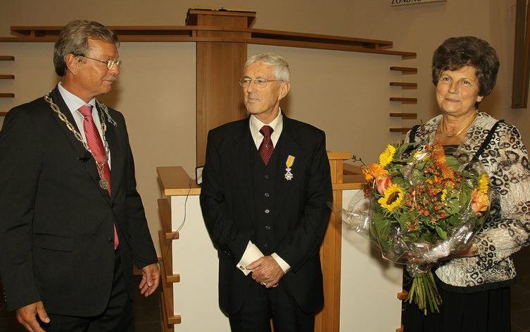 Boudewijn Mol (m.) werd woensdag koninklijk onderscheiden. Hij is onder andere vijftig jaar organist van de gereformeerde gemeente van Emmeloord. Foto Flevopost