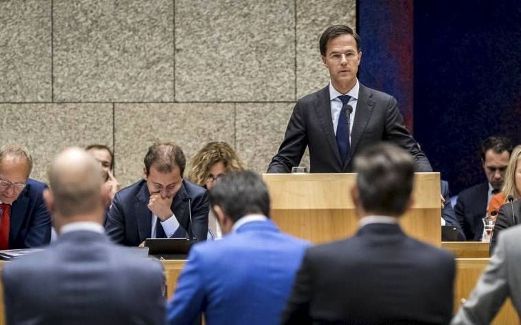 Premier Rutte, geflankeerd door de ministers Asscher en Dijsselbloem, gisteren tijdens de voortzetting van de Algemene Beschouwingen. Oppositiewoordvoerders verdringen zich bij de interruptiemicrofoons zodra het over de ”pleur op”-uitspraak van de ministe