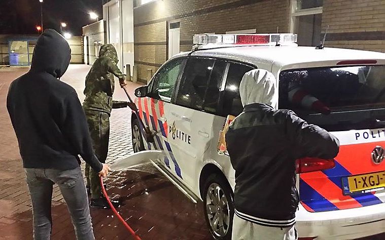 De jongens wassen een politieauto. Beeld Facebook politie Vlaardingen