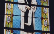 Glasraam van Willem van Saint-Thierry in de kerk van Saint-Michel te Signy l’Abbaye beeld boek Godsliefde