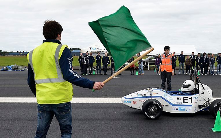 Het is studenten van de TU Delft vrijdag gelukt een zelfgemaakte elektrische auto in 2,15 seconden naar 100 kilometer per uur te laten optrekken. beeld ANP