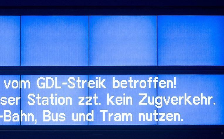 Gansch het raderwerk staat stil, als uw machtige arm het wil. Deze bekende spreuk op de politieke prent van Albert Hahn voor de spoorwegstaking in 1903 gaat ook op in Duitsland. Na het goederenvervoer ligt nu ook een groot deel van het personenvervoer op 