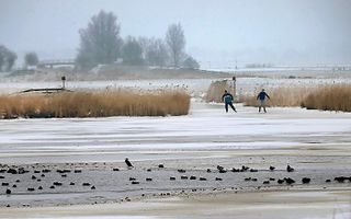 Schaatsers vrijdag op de route van de Elfstedentocht. Foto ANP