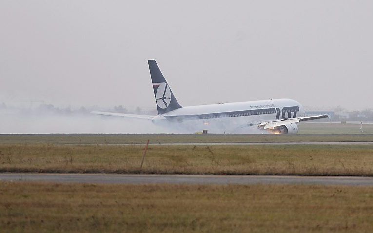 Het vliegtuig tijdens de landing. Foto EPA