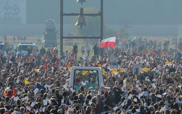 Paus Benedictus XVI in zijn pausmobiel in Freiburg. Foto EPA