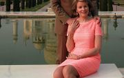 Koning Filip en koningin Mathilde op het bankje voor de Taj Mahal. beeld AFP