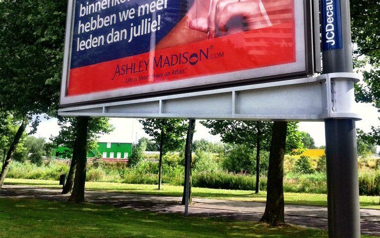 Dat de SGP zich keert tegen websites die vreemdgaan promoten, is Ashley Madison niet ontgaan. Met een billboard in Amsterdam prikkelt de overspelsite voorbijgangers.  beeld Michael van Os