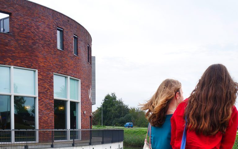 Leerlingen van het Van Lodenstein College in Kesteren voor hun school. beeld ANP