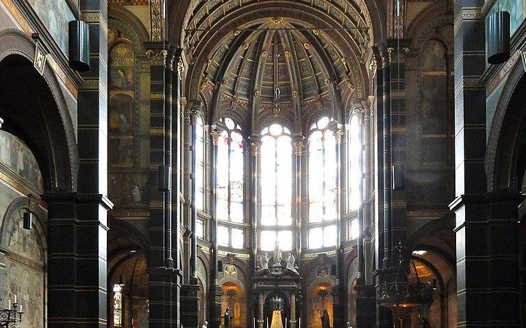 Interieur van de Sint-Nicolaaskerk in Amsterdam, waar Otten normaal gesproken de mis meemaakt. beeld Wikimedia