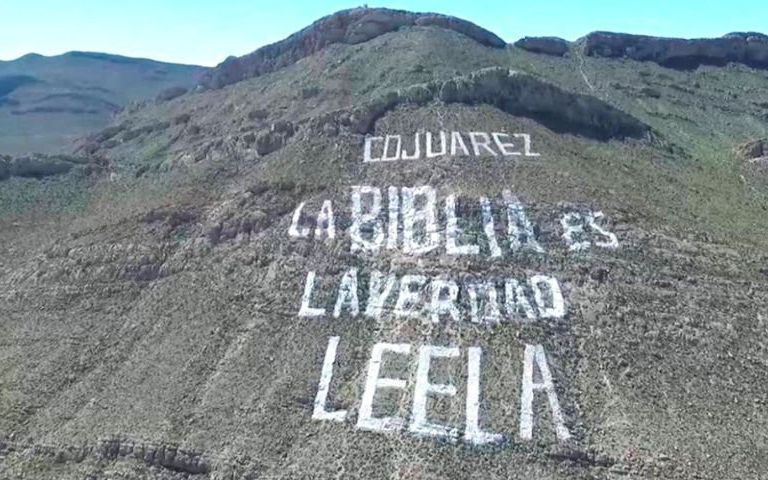 De reusachtige spreuk op de Bijbelheuvel in het Mexicaanse Ciudad Juárez. beeld X, @Verdadyvida