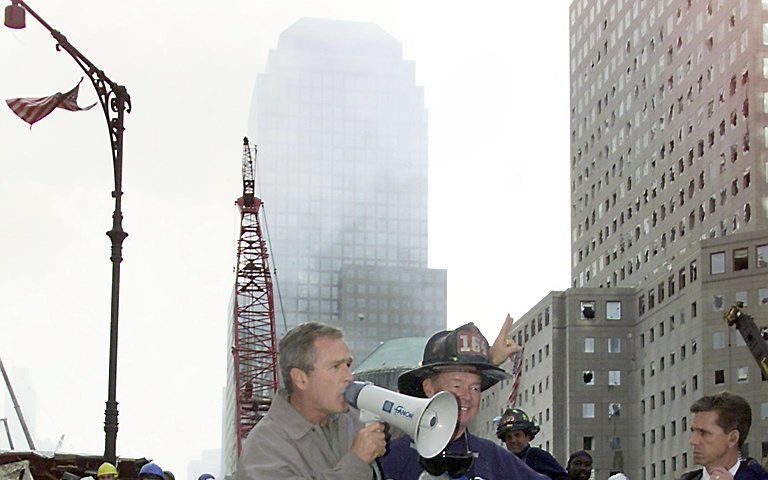 Toenmalig president George W. Bush op de puinhopen van het WTC. Foto EPA