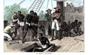 Slaven worden aan boord van een schip gebracht. beeld Wikimedia Commons