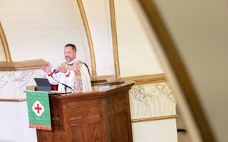 Een man op de kansel.