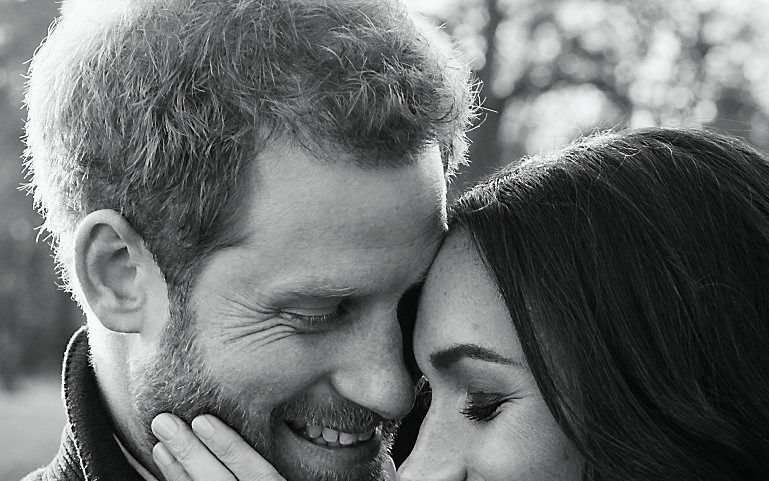 Een van de twee officiële verlovingsfoto's van de Britse prins Harry en Meghan Markle die donderdag werden vrijgegeven. beeld AFP