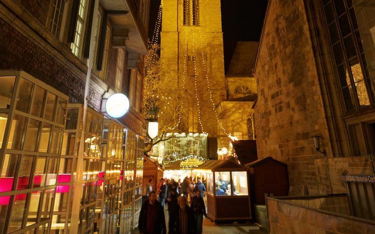 De Reinoldikerk in Dortmund, met op de voorgrond een kerstmarkt. beeld Arnoldius, Wikimedia