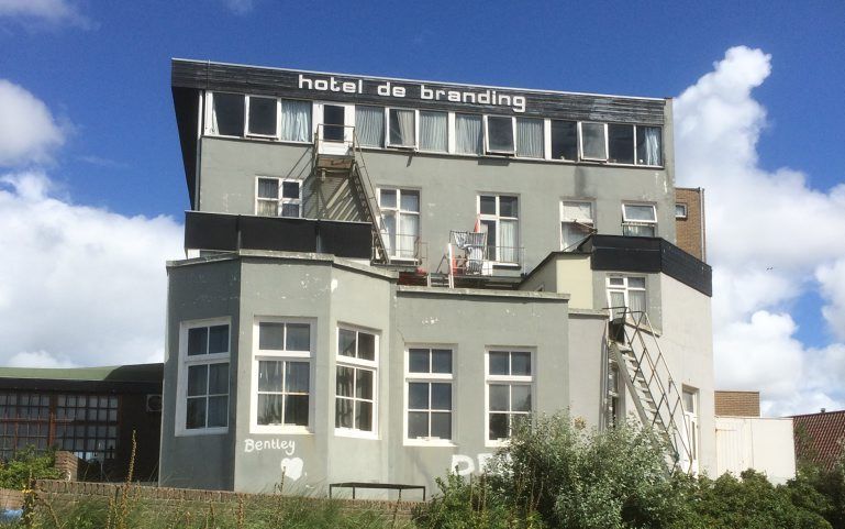 Hotel De Branding in Noordwijk. De ruim dertig tijdelijke bewoners moeten op 1 september zijn vertrokken, maar hebben veelal nog geen ander onderdak. beeld RD