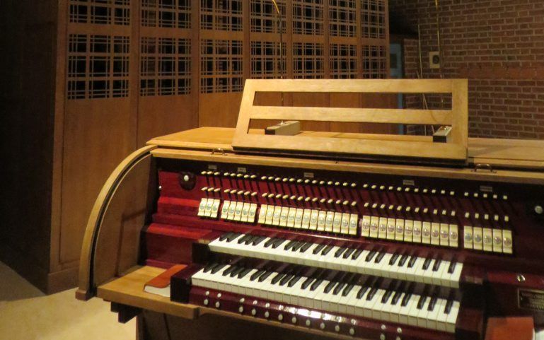 De kast van het Ademaorgel in de St.-Dominicuskerk heeft kenmerken van De Stijl. Het orgel is in die traditie gerestaureerd. De speeltafel is vanbinnen volledig gemoderniseerd. beeld Hans Jorna